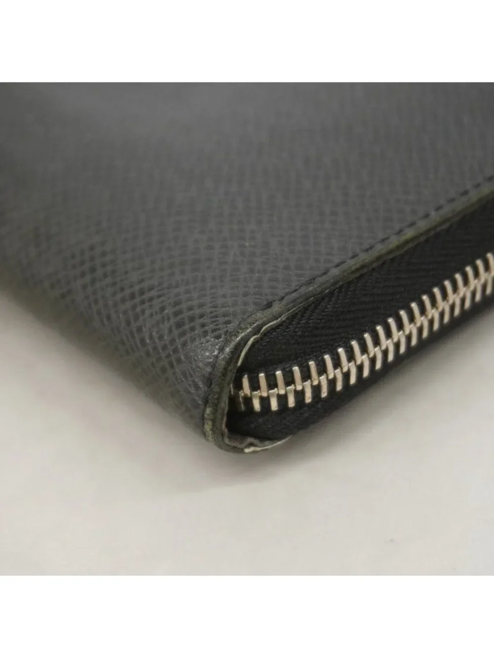 Louis Vuitton Wallet Taiga Zippy Vertical Noir